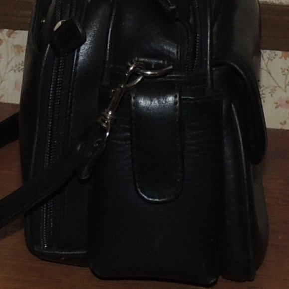 black purse faux leather man made material looks like 10 poches to put stuff - Picture 5 of 5